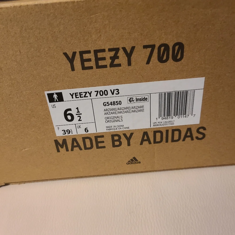 Adidas Yeezy 700 V3 Sneakers